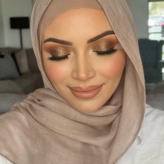 One of the top publications of @aaliyahchloemakeup which has 7.2K likes and 320 comments