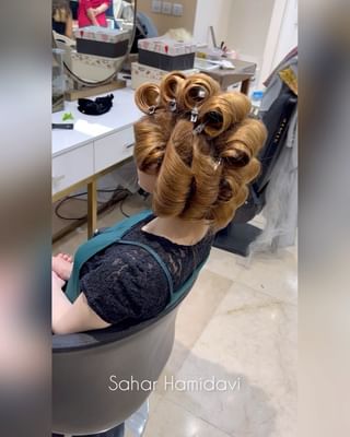 One of the top publications of @saharhamidavi_hairstyle which has 378 likes and 27 comments