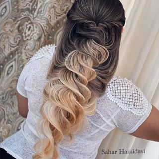 One of the top publications of @saharhamidavi_hairstyle which has 186 likes and 8 comments