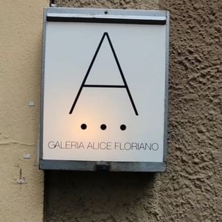 One of the top publications of @galeria_alicefloriano which has 52 likes and 3 comments