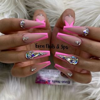 One of the top publications of @evon_nails_spa13155 which has 13 likes and 1 comments