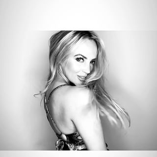 One of the top publications of @samanthajade which has 1.1K likes and 65 comments