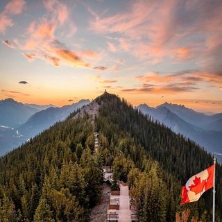 One of the top publications of @banff_lakelouise which has 5.4K likes and 37 comments