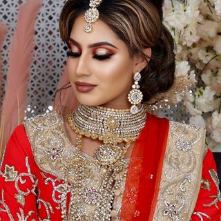 One of the top publications of @sahara_makeup_academy which has 38 likes and 5 comments
