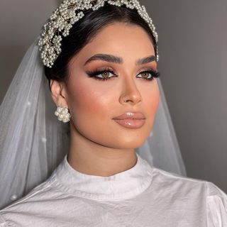 One of the top publications of @makeupbymanar_amin which has 1.9K likes and 3 comments
