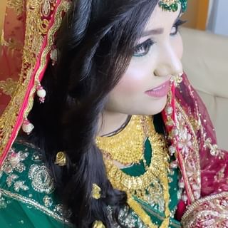 One of the top publications of @naazbridalmakeovers which has 1K likes and 8 comments