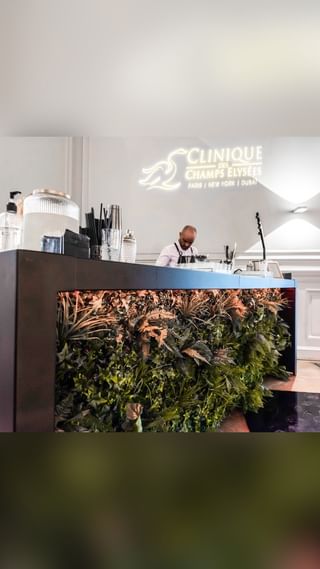 One of the top publications of @clinique_des_champs_elysees which has 3.2K likes and 4 comments
