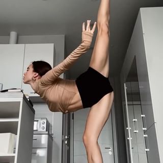 One of the top publications of @topstretching which has 989 likes and 9 comments