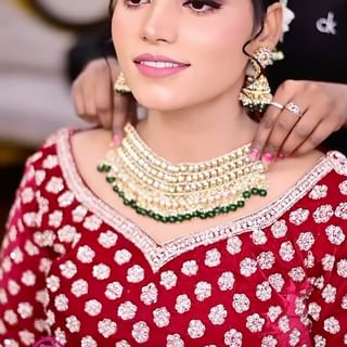 One of the top publications of @divyanjali_makeup_studio which has 186 likes and 0 comments