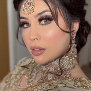One of the top publications of @shazia_akhtar_mua which has 207 likes and 38 comments