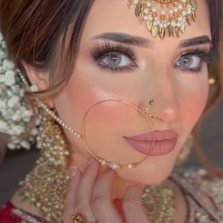 One of the top publications of @shazia_akhtar_mua which has 478 likes and 35 comments