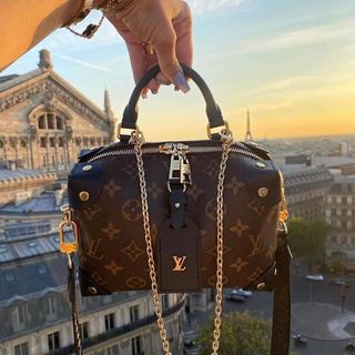 One of the top publications of @louisvuitton.style which has 2.1K likes and 69 comments