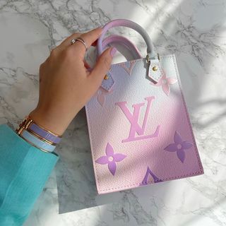 One of the top publications of @louisvuitton.style which has 1.5K likes and 25 comments