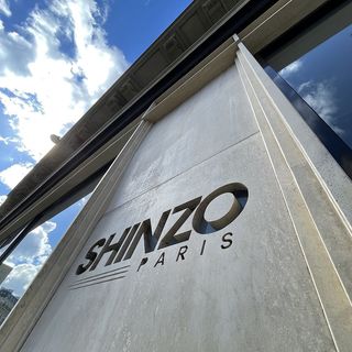 One of the top publications of @shinzo_paris which has 118 likes and 0 comments