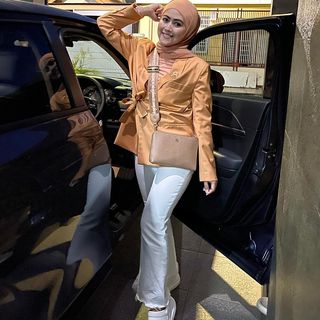 One of the top publications of @meggywulandari_real which has 371 likes and 10 comments