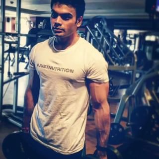 One of the top publications of @karan_muscle_empire_gym which has 211 likes and 6 comments