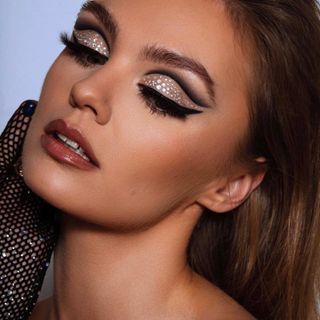 One of the top publications of @proacademyschoolofmakeup which has 233 likes and 6 comments