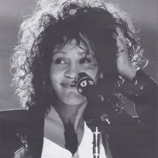 One of the top publications of @whitneyhouston_fanpage which has 664 likes and 7 comments